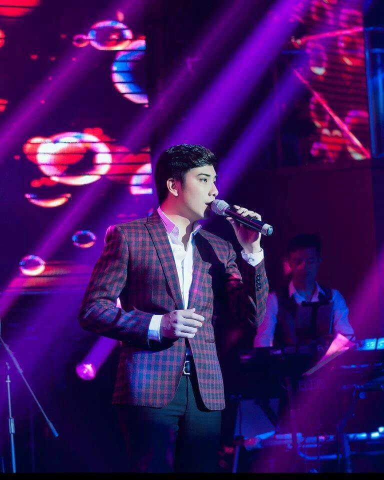 Ca sỹ thế dũng giao lưu tại lễ khai trương showroom thiết bị vệ sinh Viglacera mới tại Hải Linh