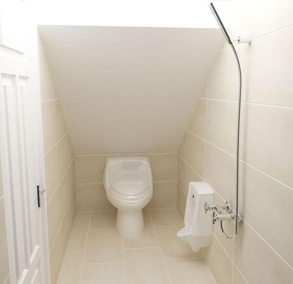 cach-bo-tri-nha-ve-sinh-duoi-gam-cau-thang Đặt bồn cầu ở khu góc khuất của nhà vệ sinh, đồng thời có thể thiết kế thêm bồn tiểu nam.