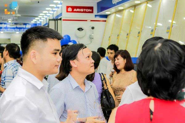 showroom-hai-linh-sau-mot-tuan-trien-khai-chuoi-khuyen-mai Theo chân khách hàng mua hàng giảm giá nhận thêm quà tại Showroom Hải Linh