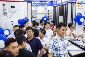 Không khí mua hàng tấp nập tại Showroom Hải Linh trong dịp ưu đãi tặng quà cuối năm