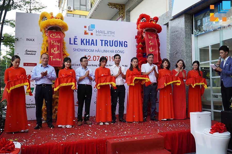 cắt băng khai chương showroom hải linh hà đông