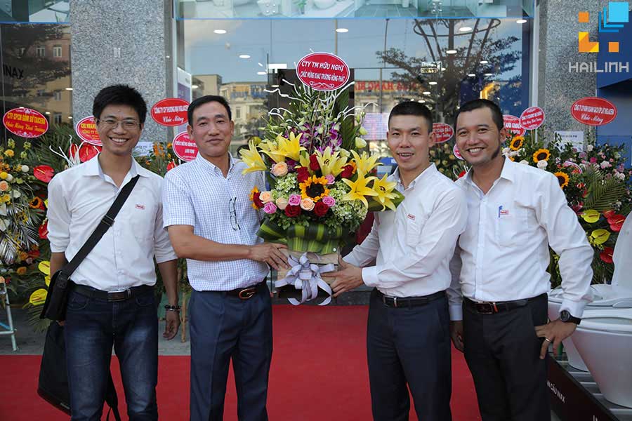 đối tác đến chúc mừng khai chương showroom hà đồng