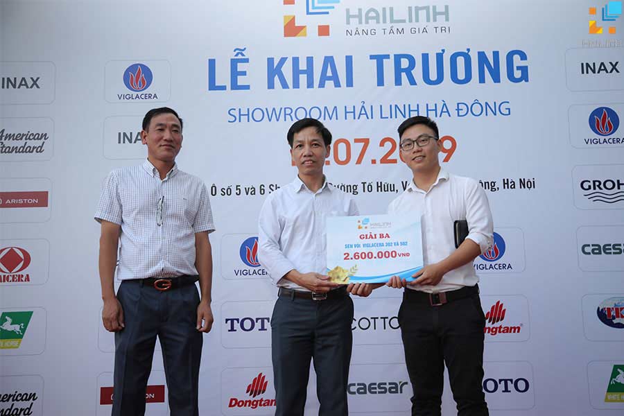 khách hàng trúng giải ba bốc thăm may mắn