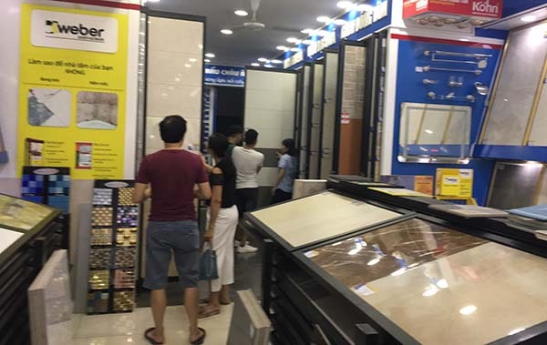 Rất đông khách hàng không bỏ lỡ khuyến mãi để mua gạch ốp lát chất lượng, giá ưu đãi