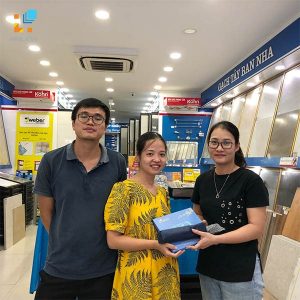 khách hàng nhận quà trong tháng Vàng ưu đãi tại Hải Linh