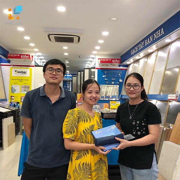 khách hàng nhận quà trong tháng Vàng ưu đãi tại Hải Linh