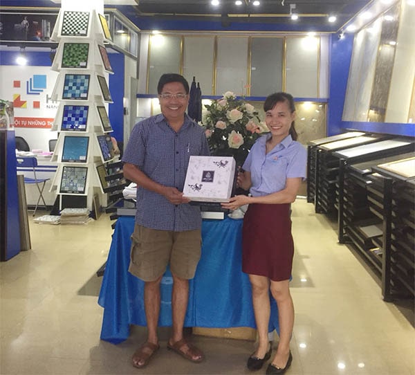 Vui mừng khi nhận quà tặng là bộ ấm chén Minh Long cao cấp