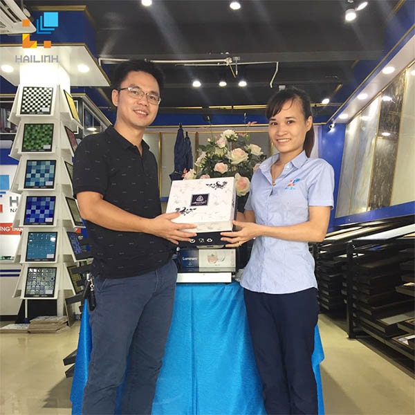 Quà tặng từ Hải Linh là 1 bộ ấm chén Minh Long cao cấp