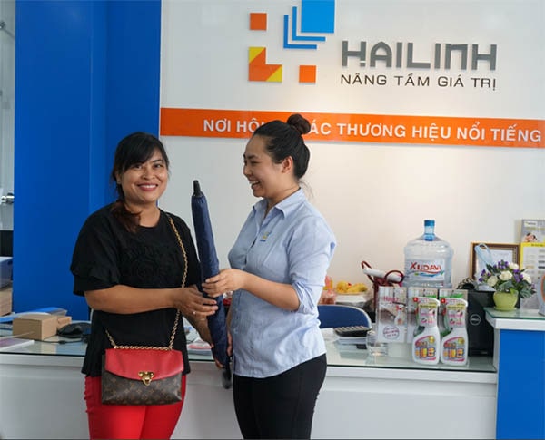 Nhận được quà tặng là chiếc ô to cao cấp