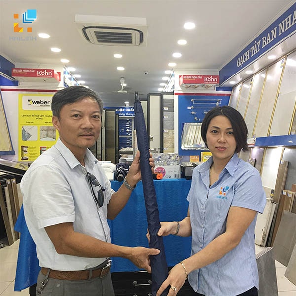 Quà tặng là 1 chiếc ô cán dài