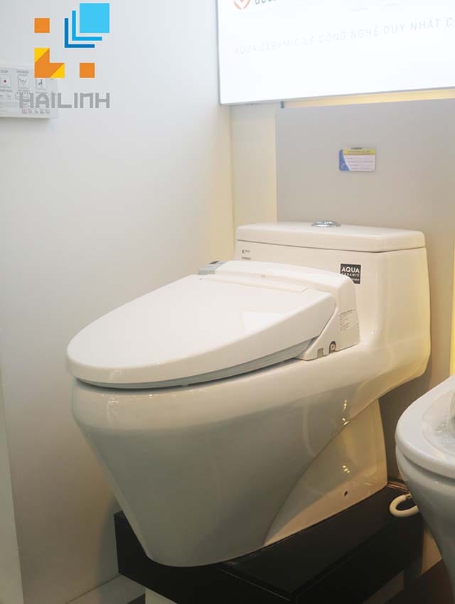 [Ảnh] Khách hàng được trực tiếp trải nghiệm thử bồn cầu thông minh