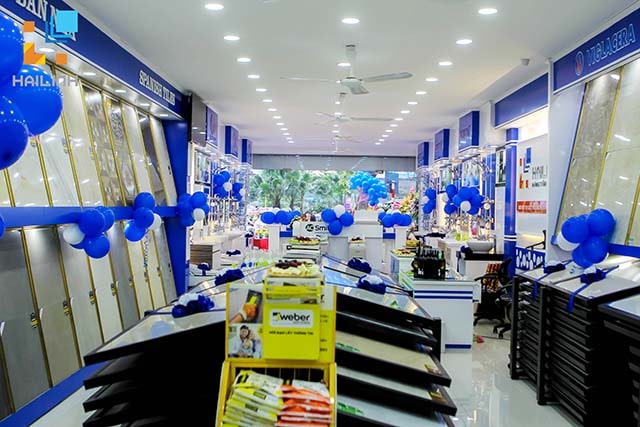 Tầng 1 tập trung các sản phẩm gạch ốp lát cao cấp, thiết bị vệ sinh toto, viglacera