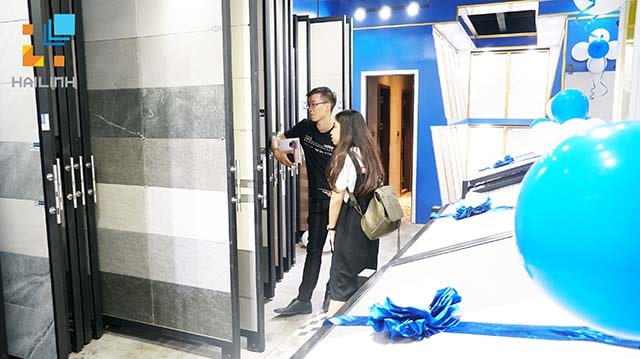 Tầng 2: Bày gạch lát nền nhập khẩu cao cấp từ Tây Ban Nha, Ấn Độ…