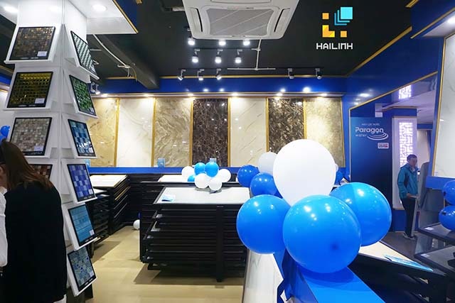 Tầng 1 là không gian tiếp đón và trưng bày gạch ốp lát