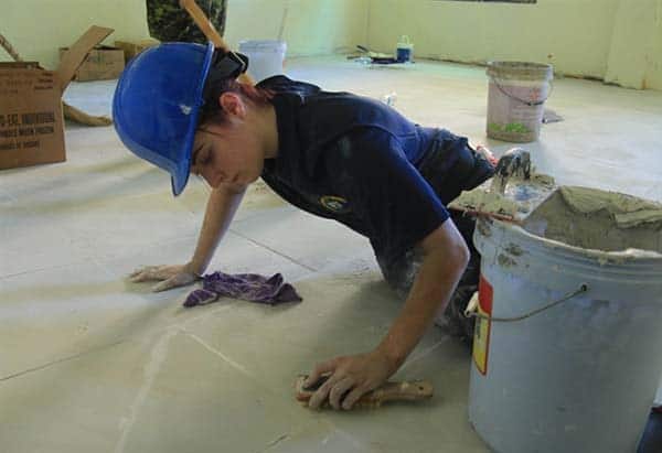 Công đoạn làm sạch nền sau khi lát