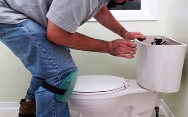 Phần giữa két nước và thân bồn cầu bị rỉ nước