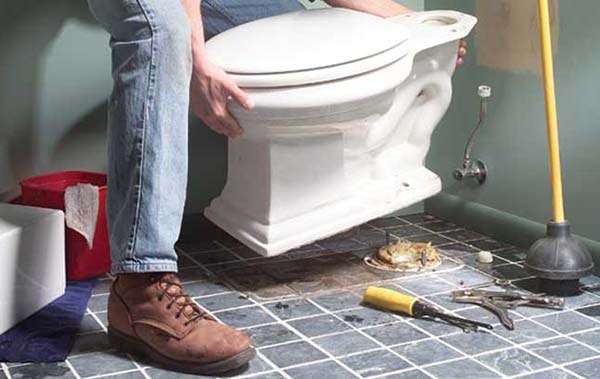 Phần thân bồn cầu và nền nhà rò nước