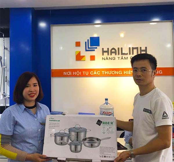 Anh Sùng ở Thường Tín, Hà Nội với quà tặng là bộ nồi nấu ăn siêu xịn, lịch tết