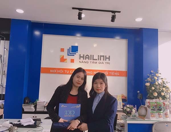 Chị Châm - La Khê, Hà Đông nhận quà là ô cán ngắn và lịch tết