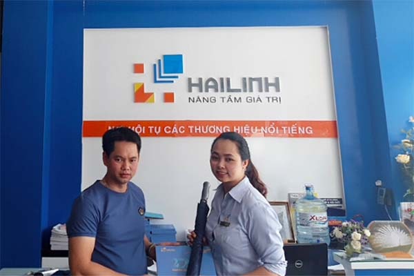 Anh Bình - Chợ hoa Mê Linh, Hà Nội vui vẻ nhận quà là chiếc ô cán dài và lịch tết