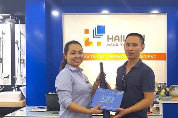 Anh Thắng - Thanh Trì, Hà Nội với quà tặng khuyến mãi là chiếc ô cán dài, lịch tết