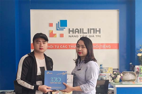 Anh Lợi - Đại Mỗ, Từ Liêm nhận quà là 02 bộ cốc thủy tinh Luminarc cao cấp và lịch tết