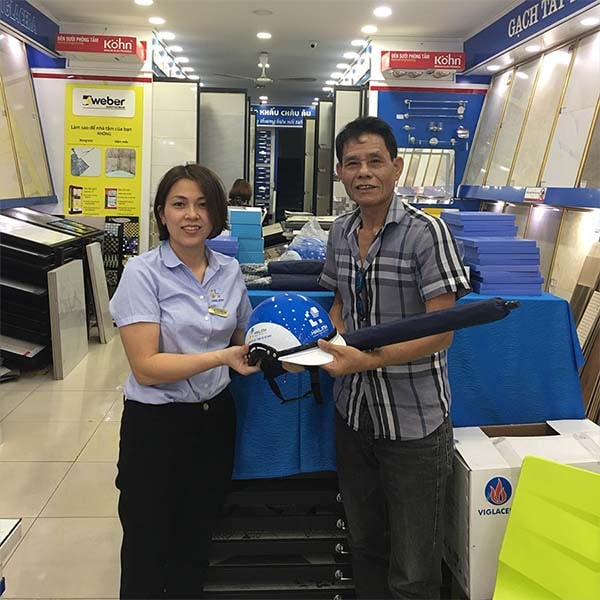 Chú Chương - Đê La Thành, Ba Đình, Hà Nội với bộ quà tặng gồm ô cán dài, mũ bảo hiểm và lịch tết