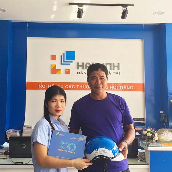 Chú Vũ - Trung Hòa, Cầu Giấy nhận mũ bảo hiểm và lịch tết