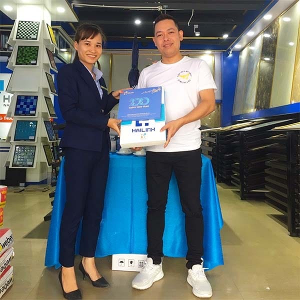 Anh Chính - Ecopark, Hưng Yên nhận khăn tắm và lịch tết