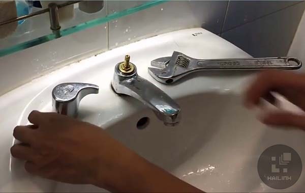Tháo tay vặn vòi nước