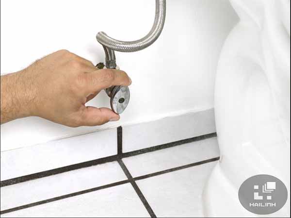 Lắp đặt đường cấp nước cho bồn cầu.