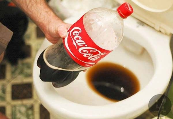 Cách tẩy rửa bồn cầu bị ố vàng bằng coca cola