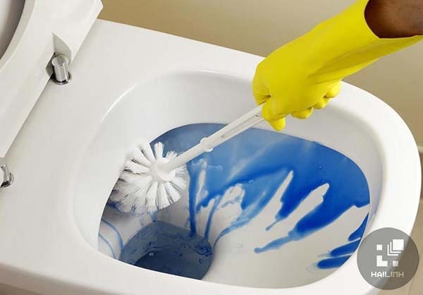 Cách tẩy trắng bồn cầu bị ố vàng bằng hóa chất