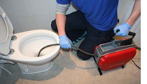 Thông bồn cầu bằng máy hút công suất lớn