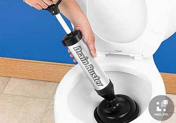 Sử dụng ống thụt bồn cầu
