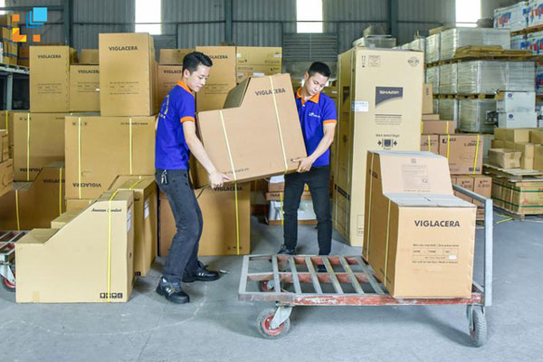 Nhan vien Hai Linh chuan bi don hang