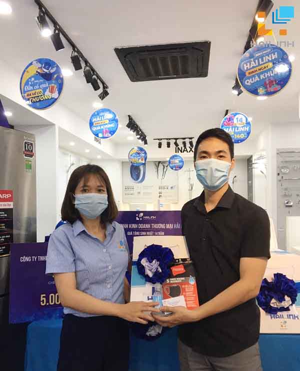 Hình ảnh khách hàng nhận quà tặng và phiếu bốc thăm tại Showroom Hải Linh