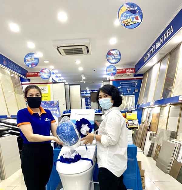 Khách hàng nhận quà và phiếu bốc thăm khi mua hàng Online