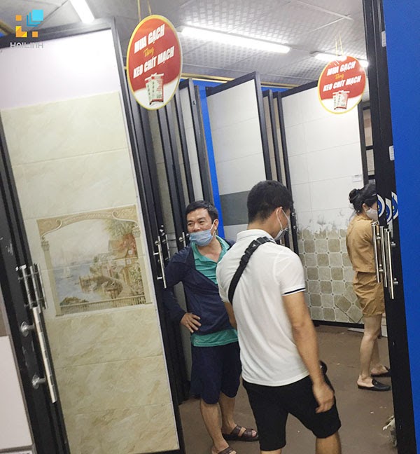 Khách hàng lựa chọn mua sắm tại khu vực trưng bày gạch ốp lát
