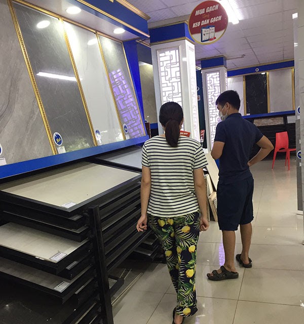 Khách hàng lựa chọn mua sắm tại khu vực trưng bày gạch ốp lát 2
