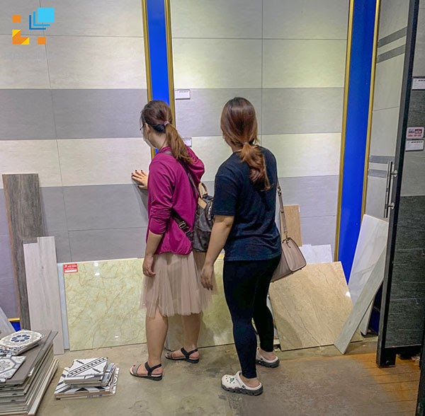 Khách hàng lựa chọn mua sắm tại khu vực trưng bày gạch ốp lát 3