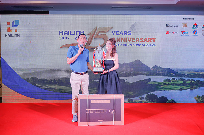 HẢI LINH TỔ CHỨC GIẢI GOLF KỶ NIỆM 15 NĂM THÀNH LẬP  Giải Golf “HẢI LINH 15 YEARS ANNIVERSARY” là chương trình đặc biệt nằm trong chuỗi hoạt động tổ chức nhân dịp sinh nhật công ty với cơ cấu giải thưởng khủng lên đến hàng tỷ đồng. Giải đấu đã diễn ra thành công tốt đẹp vào ngày 12/5/2022 với thật nhiều dấu ấn khoảnh khắc đáng nhớ.   Giải Golf Hải Linh 15 năm  Giải golf diễn ra với nhiều hoạt động ý nghĩa sẽ thu hút sự tham gia của hơn 100 golf thủ. CasaCeramics trở thành nhà tài trợ chính của chương trình với nhiều giải thưởng hấp dẫn!  Giải Golf Hải Linh 15 năm  – Các giải chia theo bảng Nhất – Nhì – Ba mỗi bảng: Cúp và quà  – Các giải HIO:  + Hole 3: 100 triệu tiền mặt – 600 triệu tiền gạch Ý  + Hole 8: 100 triệu tiền mặt – một xe Camry 2.0  + Hole 12: 100 triệu tiền mặt – 600 triệu tiền gạch Tây Ban Nha  + Hole 17: 100 triệu tiền mặt – Thiết bị vệ sinh giá 100 triệu  Giải Golf Hải Linh 15 năm  Cơ cấu giải thưởng hấp dẫn  Thật nhiều khoảnh khắc đẹp của các Golf thủ tại Sân SKY – SkyLake Resort & Golf Club, Chương Mỹ Hà Nội vào ngày 12/5 vừa qua. Và sau thời gian thi đấu đầy nỗ lực những giải thưởng đã được trao cho người xứng đáng nhất!   Giải Golf Hải Linh 15 năm  Giải Golf Hải Linh 15 năm  Giải Golf Hải Linh 15 năm  Giải Golf Hải Linh 15 năm  Giải Golf Hải Linh 15 năm  Dưới điều kiện thời tiết lý tưởng của sân SkyLake, giải golf đã trải qua 18 hố đấu vô cùng sôi nổi. Chung cuộc, golfer Lê Xuân Quang là người xuất sắc giành ngôi vị Best Gross của giải với thành tích ấn tượng 75 gậy.  Giải Golf Hải Linh 15 năm  Hình ảnh trao giải cho Golfer Lê Xuân Quang Và giải thưởng Best Net đã thuộc về Golfer xinh đẹp Nguyễn Ngọc Quỳnh với điểm số rất thuyết phục.   Ông Nguyễn Văn Điền - Đại diện cho Hải Linh trao gi Ông Nguyễn Văn Điền – Đại diện cho Hải Linh trao giải Best Net Một đêm Gala ấn tượng và đầy đáng nhớ đã diễn ra trong đêm 12/5/2022 Một đêm Gala ấn tượng và đầy đáng nhớ đã diễn ra trong đêm 12/5/2022 Đây không chỉ là dịp để Hải Linh tri ân, thể hiện tình cảm với các đối tác, quý khách hàng nhân dịp kỷ niệm 15 năm thành lập, mà còn là nơi để hội tụ, gặp gỡ, tăng cường mối quan hệ giao lưu, chia sẻ niềm vui, những cơ hội hợp tác mới trên bước đường thành công của mỗi Golfer nói riêng và mỗi doanh nghiệp nói chung.  HẢI LINH TỔ CHỨC GIẢI GOLF KỶ NIỆM 15 NĂM THÀNH LẬP HẢI LINH TỔ CHỨC GIẢI GOLF KỶ NIỆM 15 NĂM THÀNH LẬP Giải Golf như một lời cảm ơn gửi tới các quý đối tác đã đồng hành cùng Hải Linh trong suốt 15 năm qua HẢI LINH TỔ CHỨC GIẢI GOLF KỶ NIỆM 15 NĂM THÀNH LẬP Xin chúc mừng những Golfer xuất sắc đạt giải thưởng Thông qua giải Golf Hải Linh mong muốn sẽ tiếp tục nhận được sự ủng hộ nhiệt tình của khách hàng, đối tác trong những chặng đường phát triển tiếp theo của mình. Một lần nữa xin gửi lời cảm ơn tới các quý đối tác đã đồng hành và ủng hộ giải Golf của Hải Linh lần này. 