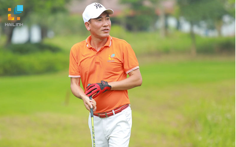 HẢI LINH TỔ CHỨC GIẢI GOLF KỶ NIỆM 15 NĂM THÀNH LẬP  Giải Golf “HẢI LINH 15 YEARS ANNIVERSARY” là chương trình đặc biệt nằm trong chuỗi hoạt động tổ chức nhân dịp sinh nhật công ty với cơ cấu giải thưởng khủng lên đến hàng tỷ đồng. Giải đấu đã diễn ra thành công tốt đẹp vào ngày 12/5/2022 với thật nhiều dấu ấn khoảnh khắc đáng nhớ.   Giải Golf Hải Linh 15 năm  Giải golf diễn ra với nhiều hoạt động ý nghĩa sẽ thu hút sự tham gia của hơn 100 golf thủ. CasaCeramics trở thành nhà tài trợ chính của chương trình với nhiều giải thưởng hấp dẫn!  Giải Golf Hải Linh 15 năm  – Các giải chia theo bảng Nhất – Nhì – Ba mỗi bảng: Cúp và quà  – Các giải HIO:  + Hole 3: 100 triệu tiền mặt – 600 triệu tiền gạch Ý  + Hole 8: 100 triệu tiền mặt – một xe Camry 2.0  + Hole 12: 100 triệu tiền mặt – 600 triệu tiền gạch Tây Ban Nha  + Hole 17: 100 triệu tiền mặt – Thiết bị vệ sinh giá 100 triệu  Giải Golf Hải Linh 15 năm  Cơ cấu giải thưởng hấp dẫn  Thật nhiều khoảnh khắc đẹp của các Golf thủ tại Sân SKY – SkyLake Resort & Golf Club, Chương Mỹ Hà Nội vào ngày 12/5 vừa qua. Và sau thời gian thi đấu đầy nỗ lực những giải thưởng đã được trao cho người xứng đáng nhất!   Giải Golf Hải Linh 15 năm  Giải Golf Hải Linh 15 năm  Giải Golf Hải Linh 15 năm  Giải Golf Hải Linh 15 năm  Giải Golf Hải Linh 15 năm  Dưới điều kiện thời tiết lý tưởng của sân SkyLake, giải golf đã trải qua 18 hố đấu vô cùng sôi nổi. Chung cuộc, golfer Lê Xuân Quang là người xuất sắc giành ngôi vị Best Gross của giải với thành tích ấn tượng 75 gậy.  Giải Golf Hải Linh 15 năm  Hình ảnh trao giải cho Golfer Lê Xuân Quang Và giải thưởng Best Net đã thuộc về Golfer xinh đẹp Nguyễn Ngọc Quỳnh với điểm số rất thuyết phục.   Ông Nguyễn Văn Điền - Đại diện cho Hải Linh trao gi Ông Nguyễn Văn Điền – Đại diện cho Hải Linh trao giải Best Net Một đêm Gala ấn tượng và đầy đáng nhớ đã diễn ra trong đêm 12/5/2022 Một đêm Gala ấn tượng và đầy đáng nhớ đã diễn ra trong đêm 12/5/2022 Đây không chỉ là dịp để Hải Linh tri ân, thể hiện tình cảm với các đối tác, quý khách hàng nhân dịp kỷ niệm 15 năm thành lập, mà còn là nơi để hội tụ, gặp gỡ, tăng cường mối quan hệ giao lưu, chia sẻ niềm vui, những cơ hội hợp tác mới trên bước đường thành công của mỗi Golfer nói riêng và mỗi doanh nghiệp nói chung.  HẢI LINH TỔ CHỨC GIẢI GOLF KỶ NIỆM 15 NĂM THÀNH LẬP HẢI LINH TỔ CHỨC GIẢI GOLF KỶ NIỆM 15 NĂM THÀNH LẬP Giải Golf như một lời cảm ơn gửi tới các quý đối tác đã đồng hành cùng Hải Linh trong suốt 15 năm qua HẢI LINH TỔ CHỨC GIẢI GOLF KỶ NIỆM 15 NĂM THÀNH LẬP Xin chúc mừng những Golfer xuất sắc đạt giải thưởng Thông qua giải Golf Hải Linh mong muốn sẽ tiếp tục nhận được sự ủng hộ nhiệt tình của khách hàng, đối tác trong những chặng đường phát triển tiếp theo của mình. Một lần nữa xin gửi lời cảm ơn tới các quý đối tác đã đồng hành và ủng hộ giải Golf của Hải Linh lần này. 