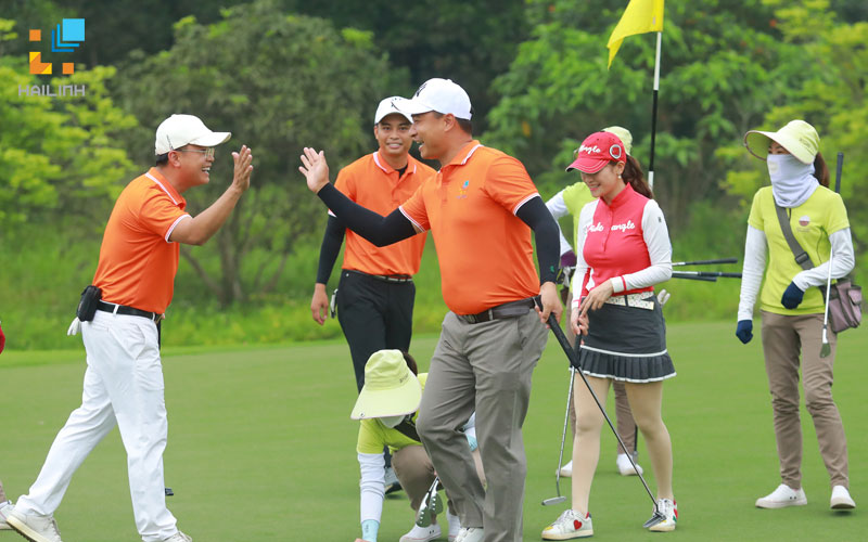 HẢI LINH TỔ CHỨC GIẢI GOLF KỶ NIỆM 15 NĂM THÀNH LẬP  Giải Golf “HẢI LINH 15 YEARS ANNIVERSARY” là chương trình đặc biệt nằm trong chuỗi hoạt động tổ chức nhân dịp sinh nhật công ty với cơ cấu giải thưởng khủng lên đến hàng tỷ đồng. Giải đấu đã diễn ra thành công tốt đẹp vào ngày 12/5/2022 với thật nhiều dấu ấn khoảnh khắc đáng nhớ.   Giải Golf Hải Linh 15 năm  Giải golf diễn ra với nhiều hoạt động ý nghĩa sẽ thu hút sự tham gia của hơn 100 golf thủ. CasaCeramics trở thành nhà tài trợ chính của chương trình với nhiều giải thưởng hấp dẫn!  Giải Golf Hải Linh 15 năm  – Các giải chia theo bảng Nhất – Nhì – Ba mỗi bảng: Cúp và quà  – Các giải HIO:  + Hole 3: 100 triệu tiền mặt – 600 triệu tiền gạch Ý  + Hole 8: 100 triệu tiền mặt – một xe Camry 2.0  + Hole 12: 100 triệu tiền mặt – 600 triệu tiền gạch Tây Ban Nha  + Hole 17: 100 triệu tiền mặt – Thiết bị vệ sinh giá 100 triệu  Giải Golf Hải Linh 15 năm  Cơ cấu giải thưởng hấp dẫn  Thật nhiều khoảnh khắc đẹp của các Golf thủ tại Sân SKY – SkyLake Resort & Golf Club, Chương Mỹ Hà Nội vào ngày 12/5 vừa qua. Và sau thời gian thi đấu đầy nỗ lực những giải thưởng đã được trao cho người xứng đáng nhất!   Giải Golf Hải Linh 15 năm  Giải Golf Hải Linh 15 năm  Giải Golf Hải Linh 15 năm  Giải Golf Hải Linh 15 năm  Giải Golf Hải Linh 15 năm  Dưới điều kiện thời tiết lý tưởng của sân SkyLake, giải golf đã trải qua 18 hố đấu vô cùng sôi nổi. Chung cuộc, golfer Lê Xuân Quang là người xuất sắc giành ngôi vị Best Gross của giải với thành tích ấn tượng 75 gậy.  Giải Golf Hải Linh 15 năm  Hình ảnh trao giải cho Golfer Lê Xuân Quang Và giải thưởng Best Net đã thuộc về Golfer xinh đẹp Nguyễn Ngọc Quỳnh với điểm số rất thuyết phục.   Ông Nguyễn Văn Điền - Đại diện cho Hải Linh trao gi Ông Nguyễn Văn Điền – Đại diện cho Hải Linh trao giải Best Net Một đêm Gala ấn tượng và đầy đáng nhớ đã diễn ra trong đêm 12/5/2022 Một đêm Gala ấn tượng và đầy đáng nhớ đã diễn ra trong đêm 12/5/2022 Đây không chỉ là dịp để Hải Linh tri ân, thể hiện tình cảm với các đối tác, quý khách hàng nhân dịp kỷ niệm 15 năm thành lập, mà còn là nơi để hội tụ, gặp gỡ, tăng cường mối quan hệ giao lưu, chia sẻ niềm vui, những cơ hội hợp tác mới trên bước đường thành công của mỗi Golfer nói riêng và mỗi doanh nghiệp nói chung.  HẢI LINH TỔ CHỨC GIẢI GOLF KỶ NIỆM 15 NĂM THÀNH LẬP HẢI LINH TỔ CHỨC GIẢI GOLF KỶ NIỆM 15 NĂM THÀNH LẬP Giải Golf như một lời cảm ơn gửi tới các quý đối tác đã đồng hành cùng Hải Linh trong suốt 15 năm qua HẢI LINH TỔ CHỨC GIẢI GOLF KỶ NIỆM 15 NĂM THÀNH LẬP Xin chúc mừng những Golfer xuất sắc đạt giải thưởng Thông qua giải Golf Hải Linh mong muốn sẽ tiếp tục nhận được sự ủng hộ nhiệt tình của khách hàng, đối tác trong những chặng đường phát triển tiếp theo của mình. Một lần nữa xin gửi lời cảm ơn tới các quý đối tác đã đồng hành và ủng hộ giải Golf của Hải Linh lần này. 