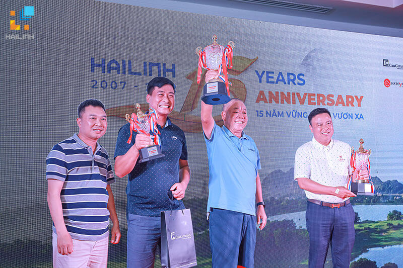 HẢI LINH TỔ CHỨC GIẢI GOLF KỶ NIỆM 15 NĂM THÀNH LẬP  Giải Golf “HẢI LINH 15 YEARS ANNIVERSARY” là chương trình đặc biệt nằm trong chuỗi hoạt động tổ chức nhân dịp sinh nhật công ty với cơ cấu giải thưởng khủng lên đến hàng tỷ đồng. Giải đấu đã diễn ra thành công tốt đẹp vào ngày 12/5/2022 với thật nhiều dấu ấn khoảnh khắc đáng nhớ.   Giải Golf Hải Linh 15 năm  Giải golf diễn ra với nhiều hoạt động ý nghĩa sẽ thu hút sự tham gia của hơn 100 golf thủ. CasaCeramics trở thành nhà tài trợ chính của chương trình với nhiều giải thưởng hấp dẫn!  Giải Golf Hải Linh 15 năm  – Các giải chia theo bảng Nhất – Nhì – Ba mỗi bảng: Cúp và quà  – Các giải HIO:  + Hole 3: 100 triệu tiền mặt – 600 triệu tiền gạch Ý  + Hole 8: 100 triệu tiền mặt – một xe Camry 2.0  + Hole 12: 100 triệu tiền mặt – 600 triệu tiền gạch Tây Ban Nha  + Hole 17: 100 triệu tiền mặt – Thiết bị vệ sinh giá 100 triệu  Giải Golf Hải Linh 15 năm  Cơ cấu giải thưởng hấp dẫn  Thật nhiều khoảnh khắc đẹp của các Golf thủ tại Sân SKY – SkyLake Resort & Golf Club, Chương Mỹ Hà Nội vào ngày 12/5 vừa qua. Và sau thời gian thi đấu đầy nỗ lực những giải thưởng đã được trao cho người xứng đáng nhất!   Giải Golf Hải Linh 15 năm  Giải Golf Hải Linh 15 năm  Giải Golf Hải Linh 15 năm  Giải Golf Hải Linh 15 năm  Giải Golf Hải Linh 15 năm  Dưới điều kiện thời tiết lý tưởng của sân SkyLake, giải golf đã trải qua 18 hố đấu vô cùng sôi nổi. Chung cuộc, golfer Lê Xuân Quang là người xuất sắc giành ngôi vị Best Gross của giải với thành tích ấn tượng 75 gậy.  Giải Golf Hải Linh 15 năm  Hình ảnh trao giải cho Golfer Lê Xuân Quang Và giải thưởng Best Net đã thuộc về Golfer xinh đẹp Nguyễn Ngọc Quỳnh với điểm số rất thuyết phục.   Ông Nguyễn Văn Điền - Đại diện cho Hải Linh trao gi Ông Nguyễn Văn Điền – Đại diện cho Hải Linh trao giải Best Net Một đêm Gala ấn tượng và đầy đáng nhớ đã diễn ra trong đêm 12/5/2022 Một đêm Gala ấn tượng và đầy đáng nhớ đã diễn ra trong đêm 12/5/2022 Đây không chỉ là dịp để Hải Linh tri ân, thể hiện tình cảm với các đối tác, quý khách hàng nhân dịp kỷ niệm 15 năm thành lập, mà còn là nơi để hội tụ, gặp gỡ, tăng cường mối quan hệ giao lưu, chia sẻ niềm vui, những cơ hội hợp tác mới trên bước đường thành công của mỗi Golfer nói riêng và mỗi doanh nghiệp nói chung.  HẢI LINH TỔ CHỨC GIẢI GOLF KỶ NIỆM 15 NĂM THÀNH LẬP HẢI LINH TỔ CHỨC GIẢI GOLF KỶ NIỆM 15 NĂM THÀNH LẬP Giải Golf như một lời cảm ơn gửi tới các quý đối tác đã đồng hành cùng Hải Linh trong suốt 15 năm qua HẢI LINH TỔ CHỨC GIẢI GOLF KỶ NIỆM 15 NĂM THÀNH LẬP Xin chúc mừng những Golfer xuất sắc đạt giải thưởng Thông qua giải Golf Hải Linh mong muốn sẽ tiếp tục nhận được sự ủng hộ nhiệt tình của khách hàng, đối tác trong những chặng đường phát triển tiếp theo của mình. Một lần nữa xin gửi lời cảm ơn tới các quý đối tác đã đồng hành và ủng hộ giải Golf của Hải Linh lần này. 