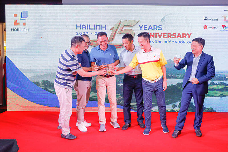 HẢI LINH TỔ CHỨC GIẢI GOLF KỶ NIỆM 15 NĂM THÀNH LẬP  Giải Golf “HẢI LINH 15 YEARS ANNIVERSARY” là chương trình đặc biệt nằm trong chuỗi hoạt động tổ chức nhân dịp sinh nhật công ty với cơ cấu giải thưởng khủng lên đến hàng tỷ đồng. Giải đấu đã diễn ra thành công tốt đẹp vào ngày 12/5/2022 với thật nhiều dấu ấn khoảnh khắc đáng nhớ.   Giải Golf Hải Linh 15 năm  Giải golf diễn ra với nhiều hoạt động ý nghĩa sẽ thu hút sự tham gia của hơn 100 golf thủ. CasaCeramics trở thành nhà tài trợ chính của chương trình với nhiều giải thưởng hấp dẫn!  Giải Golf Hải Linh 15 năm  – Các giải chia theo bảng Nhất – Nhì – Ba mỗi bảng: Cúp và quà  – Các giải HIO:  + Hole 3: 100 triệu tiền mặt – 600 triệu tiền gạch Ý  + Hole 8: 100 triệu tiền mặt – một xe Camry 2.0  + Hole 12: 100 triệu tiền mặt – 600 triệu tiền gạch Tây Ban Nha  + Hole 17: 100 triệu tiền mặt – Thiết bị vệ sinh giá 100 triệu  Giải Golf Hải Linh 15 năm  Cơ cấu giải thưởng hấp dẫn  Thật nhiều khoảnh khắc đẹp của các Golf thủ tại Sân SKY – SkyLake Resort & Golf Club, Chương Mỹ Hà Nội vào ngày 12/5 vừa qua. Và sau thời gian thi đấu đầy nỗ lực những giải thưởng đã được trao cho người xứng đáng nhất!   Giải Golf Hải Linh 15 năm  Giải Golf Hải Linh 15 năm  Giải Golf Hải Linh 15 năm  Giải Golf Hải Linh 15 năm  Giải Golf Hải Linh 15 năm  Dưới điều kiện thời tiết lý tưởng của sân SkyLake, giải golf đã trải qua 18 hố đấu vô cùng sôi nổi. Chung cuộc, golfer Lê Xuân Quang là người xuất sắc giành ngôi vị Best Gross của giải với thành tích ấn tượng 75 gậy.  Giải Golf Hải Linh 15 năm  Hình ảnh trao giải cho Golfer Lê Xuân Quang Và giải thưởng Best Net đã thuộc về Golfer xinh đẹp Nguyễn Ngọc Quỳnh với điểm số rất thuyết phục.   Ông Nguyễn Văn Điền - Đại diện cho Hải Linh trao gi Ông Nguyễn Văn Điền – Đại diện cho Hải Linh trao giải Best Net Một đêm Gala ấn tượng và đầy đáng nhớ đã diễn ra trong đêm 12/5/2022 Một đêm Gala ấn tượng và đầy đáng nhớ đã diễn ra trong đêm 12/5/2022 Đây không chỉ là dịp để Hải Linh tri ân, thể hiện tình cảm với các đối tác, quý khách hàng nhân dịp kỷ niệm 15 năm thành lập, mà còn là nơi để hội tụ, gặp gỡ, tăng cường mối quan hệ giao lưu, chia sẻ niềm vui, những cơ hội hợp tác mới trên bước đường thành công của mỗi Golfer nói riêng và mỗi doanh nghiệp nói chung.  HẢI LINH TỔ CHỨC GIẢI GOLF KỶ NIỆM 15 NĂM THÀNH LẬP HẢI LINH TỔ CHỨC GIẢI GOLF KỶ NIỆM 15 NĂM THÀNH LẬP Giải Golf như một lời cảm ơn gửi tới các quý đối tác đã đồng hành cùng Hải Linh trong suốt 15 năm qua HẢI LINH TỔ CHỨC GIẢI GOLF KỶ NIỆM 15 NĂM THÀNH LẬP Xin chúc mừng những Golfer xuất sắc đạt giải thưởng Thông qua giải Golf Hải Linh mong muốn sẽ tiếp tục nhận được sự ủng hộ nhiệt tình của khách hàng, đối tác trong những chặng đường phát triển tiếp theo của mình. Một lần nữa xin gửi lời cảm ơn tới các quý đối tác đã đồng hành và ủng hộ giải Golf của Hải Linh lần này. 