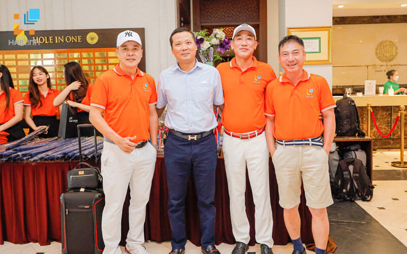 HẢI LINH TỔ CHỨC GIẢI GOLF KỶ NIỆM 15 NĂM THÀNH LẬP  Giải Golf “HẢI LINH 15 YEARS ANNIVERSARY” là chương trình đặc biệt nằm trong chuỗi hoạt động tổ chức nhân dịp sinh nhật công ty với cơ cấu giải thưởng khủng lên đến hàng tỷ đồng. Giải đấu đã diễn ra thành công tốt đẹp vào ngày 12/5/2022 với thật nhiều dấu ấn khoảnh khắc đáng nhớ.   Giải Golf Hải Linh 15 năm  Giải golf diễn ra với nhiều hoạt động ý nghĩa sẽ thu hút sự tham gia của hơn 100 golf thủ. CasaCeramics trở thành nhà tài trợ chính của chương trình với nhiều giải thưởng hấp dẫn!  Giải Golf Hải Linh 15 năm  – Các giải chia theo bảng Nhất – Nhì – Ba mỗi bảng: Cúp và quà  – Các giải HIO:  + Hole 3: 100 triệu tiền mặt – 600 triệu tiền gạch Ý  + Hole 8: 100 triệu tiền mặt – một xe Camry 2.0  + Hole 12: 100 triệu tiền mặt – 600 triệu tiền gạch Tây Ban Nha  + Hole 17: 100 triệu tiền mặt – Thiết bị vệ sinh giá 100 triệu  Giải Golf Hải Linh 15 năm  Cơ cấu giải thưởng hấp dẫn  Thật nhiều khoảnh khắc đẹp của các Golf thủ tại Sân SKY – SkyLake Resort & Golf Club, Chương Mỹ Hà Nội vào ngày 12/5 vừa qua. Và sau thời gian thi đấu đầy nỗ lực những giải thưởng đã được trao cho người xứng đáng nhất!   Giải Golf Hải Linh 15 năm  Giải Golf Hải Linh 15 năm  Giải Golf Hải Linh 15 năm  Giải Golf Hải Linh 15 năm  Giải Golf Hải Linh 15 năm  Dưới điều kiện thời tiết lý tưởng của sân SkyLake, giải golf đã trải qua 18 hố đấu vô cùng sôi nổi. Chung cuộc, golfer Lê Xuân Quang là người xuất sắc giành ngôi vị Best Gross của giải với thành tích ấn tượng 75 gậy.  Giải Golf Hải Linh 15 năm  Hình ảnh trao giải cho Golfer Lê Xuân Quang Và giải thưởng Best Net đã thuộc về Golfer xinh đẹp Nguyễn Ngọc Quỳnh với điểm số rất thuyết phục.   Ông Nguyễn Văn Điền - Đại diện cho Hải Linh trao gi Ông Nguyễn Văn Điền – Đại diện cho Hải Linh trao giải Best Net Một đêm Gala ấn tượng và đầy đáng nhớ đã diễn ra trong đêm 12/5/2022 Một đêm Gala ấn tượng và đầy đáng nhớ đã diễn ra trong đêm 12/5/2022 Đây không chỉ là dịp để Hải Linh tri ân, thể hiện tình cảm với các đối tác, quý khách hàng nhân dịp kỷ niệm 15 năm thành lập, mà còn là nơi để hội tụ, gặp gỡ, tăng cường mối quan hệ giao lưu, chia sẻ niềm vui, những cơ hội hợp tác mới trên bước đường thành công của mỗi Golfer nói riêng và mỗi doanh nghiệp nói chung.  HẢI LINH TỔ CHỨC GIẢI GOLF KỶ NIỆM 15 NĂM THÀNH LẬP HẢI LINH TỔ CHỨC GIẢI GOLF KỶ NIỆM 15 NĂM THÀNH LẬP Giải Golf như một lời cảm ơn gửi tới các quý đối tác đã đồng hành cùng Hải Linh trong suốt 15 năm qua HẢI LINH TỔ CHỨC GIẢI GOLF KỶ NIỆM 15 NĂM THÀNH LẬP Xin chúc mừng những Golfer xuất sắc đạt giải thưởng Thông qua giải Golf Hải Linh mong muốn sẽ tiếp tục nhận được sự ủng hộ nhiệt tình của khách hàng, đối tác trong những chặng đường phát triển tiếp theo của mình. Một lần nữa xin gửi lời cảm ơn tới các quý đối tác đã đồng hành và ủng hộ giải Golf của Hải Linh lần này. 