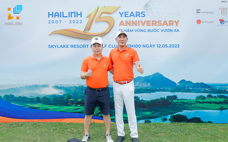 HẢI LINH TỔ CHỨC GIẢI GOLF KỶ NIỆM 15 NĂM THÀNH LẬP  Giải Golf “HẢI LINH 15 YEARS ANNIVERSARY” là chương trình đặc biệt nằm trong chuỗi hoạt động tổ chức nhân dịp sinh nhật công ty với cơ cấu giải thưởng khủng lên đến hàng tỷ đồng. Giải đấu đã diễn ra thành công tốt đẹp vào ngày 12/5/2022 với thật nhiều dấu ấn khoảnh khắc đáng nhớ.   Giải Golf Hải Linh 15 năm  Giải golf diễn ra với nhiều hoạt động ý nghĩa sẽ thu hút sự tham gia của hơn 100 golf thủ. CasaCeramics trở thành nhà tài trợ chính của chương trình với nhiều giải thưởng hấp dẫn!  Giải Golf Hải Linh 15 năm  – Các giải chia theo bảng Nhất – Nhì – Ba mỗi bảng: Cúp và quà  – Các giải HIO:  + Hole 3: 100 triệu tiền mặt – 600 triệu tiền gạch Ý  + Hole 8: 100 triệu tiền mặt – một xe Camry 2.0  + Hole 12: 100 triệu tiền mặt – 600 triệu tiền gạch Tây Ban Nha  + Hole 17: 100 triệu tiền mặt – Thiết bị vệ sinh giá 100 triệu  Giải Golf Hải Linh 15 năm  Cơ cấu giải thưởng hấp dẫn  Thật nhiều khoảnh khắc đẹp của các Golf thủ tại Sân SKY – SkyLake Resort & Golf Club, Chương Mỹ Hà Nội vào ngày 12/5 vừa qua. Và sau thời gian thi đấu đầy nỗ lực những giải thưởng đã được trao cho người xứng đáng nhất!   Giải Golf Hải Linh 15 năm  Giải Golf Hải Linh 15 năm  Giải Golf Hải Linh 15 năm  Giải Golf Hải Linh 15 năm  Giải Golf Hải Linh 15 năm  Dưới điều kiện thời tiết lý tưởng của sân SkyLake, giải golf đã trải qua 18 hố đấu vô cùng sôi nổi. Chung cuộc, golfer Lê Xuân Quang là người xuất sắc giành ngôi vị Best Gross của giải với thành tích ấn tượng 75 gậy.  Giải Golf Hải Linh 15 năm  Hình ảnh trao giải cho Golfer Lê Xuân Quang Và giải thưởng Best Net đã thuộc về Golfer xinh đẹp Nguyễn Ngọc Quỳnh với điểm số rất thuyết phục.   Ông Nguyễn Văn Điền - Đại diện cho Hải Linh trao gi Ông Nguyễn Văn Điền – Đại diện cho Hải Linh trao giải Best Net Một đêm Gala ấn tượng và đầy đáng nhớ đã diễn ra trong đêm 12/5/2022 Một đêm Gala ấn tượng và đầy đáng nhớ đã diễn ra trong đêm 12/5/2022 Đây không chỉ là dịp để Hải Linh tri ân, thể hiện tình cảm với các đối tác, quý khách hàng nhân dịp kỷ niệm 15 năm thành lập, mà còn là nơi để hội tụ, gặp gỡ, tăng cường mối quan hệ giao lưu, chia sẻ niềm vui, những cơ hội hợp tác mới trên bước đường thành công của mỗi Golfer nói riêng và mỗi doanh nghiệp nói chung.  HẢI LINH TỔ CHỨC GIẢI GOLF KỶ NIỆM 15 NĂM THÀNH LẬP HẢI LINH TỔ CHỨC GIẢI GOLF KỶ NIỆM 15 NĂM THÀNH LẬP Giải Golf như một lời cảm ơn gửi tới các quý đối tác đã đồng hành cùng Hải Linh trong suốt 15 năm qua HẢI LINH TỔ CHỨC GIẢI GOLF KỶ NIỆM 15 NĂM THÀNH LẬP Xin chúc mừng những Golfer xuất sắc đạt giải thưởng Thông qua giải Golf Hải Linh mong muốn sẽ tiếp tục nhận được sự ủng hộ nhiệt tình của khách hàng, đối tác trong những chặng đường phát triển tiếp theo của mình. Một lần nữa xin gửi lời cảm ơn tới các quý đối tác đã đồng hành và ủng hộ giải Golf của Hải Linh lần này. 