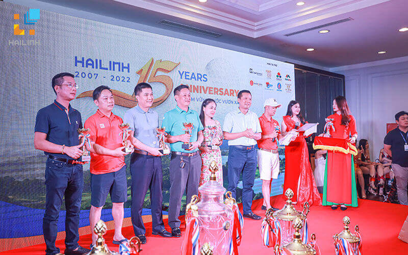 HẢI LINH TỔ CHỨC GIẢI GOLF KỶ NIỆM 15 NĂM THÀNH LẬP  Giải Golf “HẢI LINH 15 YEARS ANNIVERSARY” là chương trình đặc biệt nằm trong chuỗi hoạt động tổ chức nhân dịp sinh nhật công ty với cơ cấu giải thưởng khủng lên đến hàng tỷ đồng. Giải đấu đã diễn ra thành công tốt đẹp vào ngày 12/5/2022 với thật nhiều dấu ấn khoảnh khắc đáng nhớ.   Giải Golf Hải Linh 15 năm  Giải golf diễn ra với nhiều hoạt động ý nghĩa sẽ thu hút sự tham gia của hơn 100 golf thủ. CasaCeramics trở thành nhà tài trợ chính của chương trình với nhiều giải thưởng hấp dẫn!  Giải Golf Hải Linh 15 năm  – Các giải chia theo bảng Nhất – Nhì – Ba mỗi bảng: Cúp và quà  – Các giải HIO:  + Hole 3: 100 triệu tiền mặt – 600 triệu tiền gạch Ý  + Hole 8: 100 triệu tiền mặt – một xe Camry 2.0  + Hole 12: 100 triệu tiền mặt – 600 triệu tiền gạch Tây Ban Nha  + Hole 17: 100 triệu tiền mặt – Thiết bị vệ sinh giá 100 triệu  Giải Golf Hải Linh 15 năm  Cơ cấu giải thưởng hấp dẫn  Thật nhiều khoảnh khắc đẹp của các Golf thủ tại Sân SKY – SkyLake Resort & Golf Club, Chương Mỹ Hà Nội vào ngày 12/5 vừa qua. Và sau thời gian thi đấu đầy nỗ lực những giải thưởng đã được trao cho người xứng đáng nhất!   Giải Golf Hải Linh 15 năm  Giải Golf Hải Linh 15 năm  Giải Golf Hải Linh 15 năm  Giải Golf Hải Linh 15 năm  Giải Golf Hải Linh 15 năm  Dưới điều kiện thời tiết lý tưởng của sân SkyLake, giải golf đã trải qua 18 hố đấu vô cùng sôi nổi. Chung cuộc, golfer Lê Xuân Quang là người xuất sắc giành ngôi vị Best Gross của giải với thành tích ấn tượng 75 gậy.  Giải Golf Hải Linh 15 năm  Hình ảnh trao giải cho Golfer Lê Xuân Quang Và giải thưởng Best Net đã thuộc về Golfer xinh đẹp Nguyễn Ngọc Quỳnh với điểm số rất thuyết phục.   Ông Nguyễn Văn Điền - Đại diện cho Hải Linh trao gi Ông Nguyễn Văn Điền – Đại diện cho Hải Linh trao giải Best Net Một đêm Gala ấn tượng và đầy đáng nhớ đã diễn ra trong đêm 12/5/2022 Một đêm Gala ấn tượng và đầy đáng nhớ đã diễn ra trong đêm 12/5/2022 Đây không chỉ là dịp để Hải Linh tri ân, thể hiện tình cảm với các đối tác, quý khách hàng nhân dịp kỷ niệm 15 năm thành lập, mà còn là nơi để hội tụ, gặp gỡ, tăng cường mối quan hệ giao lưu, chia sẻ niềm vui, những cơ hội hợp tác mới trên bước đường thành công của mỗi Golfer nói riêng và mỗi doanh nghiệp nói chung.  HẢI LINH TỔ CHỨC GIẢI GOLF KỶ NIỆM 15 NĂM THÀNH LẬP HẢI LINH TỔ CHỨC GIẢI GOLF KỶ NIỆM 15 NĂM THÀNH LẬP Giải Golf như một lời cảm ơn gửi tới các quý đối tác đã đồng hành cùng Hải Linh trong suốt 15 năm qua HẢI LINH TỔ CHỨC GIẢI GOLF KỶ NIỆM 15 NĂM THÀNH LẬP Xin chúc mừng những Golfer xuất sắc đạt giải thưởng Thông qua giải Golf Hải Linh mong muốn sẽ tiếp tục nhận được sự ủng hộ nhiệt tình của khách hàng, đối tác trong những chặng đường phát triển tiếp theo của mình. Một lần nữa xin gửi lời cảm ơn tới các quý đối tác đã đồng hành và ủng hộ giải Golf của Hải Linh lần này. 