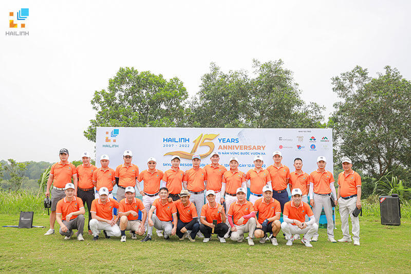 HẢI LINH TỔ CHỨC GIẢI GOLF KỶ NIỆM 15 NĂM THÀNH LẬP Giải Golf “HẢI LINH 15 YEARS ANNIVERSARY” là chương trình đặc biệt nằm trong chuỗi hoạt động tổ chức nhân dịp sinh nhật công ty với cơ cấu giải thưởng khủng lên đến hàng tỷ đồng. Giải đấu đã diễn ra thành công tốt đẹp vào ngày 12/5/2022 với thật nhiều dấu ấn khoảnh khắc đáng nhớ. Giải Golf Hải Linh 15 năm Giải golf diễn ra với nhiều hoạt động ý nghĩa sẽ thu hút sự tham gia của hơn 100 golf thủ. CasaCeramics trở thành nhà tài trợ chính của chương trình với nhiều giải thưởng hấp dẫn! Giải Golf Hải Linh 15 năm – Các giải chia theo bảng Nhất – Nhì – Ba mỗi bảng: Cúp và quà – Các giải HIO: + Hole 3: 100 triệu tiền mặt – 600 triệu tiền gạch Ý + Hole 8: 100 triệu tiền mặt – một xe Camry 2.0 + Hole 12: 100 triệu tiền mặt – 600 triệu tiền gạch Tây Ban Nha + Hole 17: 100 triệu tiền mặt – Thiết bị vệ sinh giá 100 triệu Giải Golf Hải Linh 15 năm Cơ cấu giải thưởng hấp dẫn Thật nhiều khoảnh khắc đẹp của các Golf thủ tại Sân SKY – SkyLake Resort & Golf Club, Chương Mỹ Hà Nội vào ngày 12/5 vừa qua. Và sau thời gian thi đấu đầy nỗ lực những giải thưởng đã được trao cho người xứng đáng nhất! Giải Golf Hải Linh 15 năm Giải Golf Hải Linh 15 năm Giải Golf Hải Linh 15 năm Giải Golf Hải Linh 15 năm Giải Golf Hải Linh 15 năm Dưới điều kiện thời tiết lý tưởng của sân SkyLake, giải golf đã trải qua 18 hố đấu vô cùng sôi nổi. Chung cuộc, golfer Lê Xuân Quang là người xuất sắc giành ngôi vị Best Gross của giải với thành tích ấn tượng 75 gậy. Giải Golf Hải Linh 15 năm Hình ảnh trao giải cho Golfer Lê Xuân Quang Và giải thưởng Best Net đã thuộc về Golfer xinh đẹp Nguyễn Ngọc Quỳnh với điểm số rất thuyết phục. Ông Nguyễn Văn Điền - Đại diện cho Hải Linh trao gi Ông Nguyễn Văn Điền – Đại diện cho Hải Linh trao giải Best Net Một đêm Gala ấn tượng và đầy đáng nhớ đã diễn ra trong đêm 12/5/2022 Một đêm Gala ấn tượng và đầy đáng nhớ đã diễn ra trong đêm 12/5/2022 Đây không chỉ là dịp để Hải Linh tri ân, thể hiện tình cảm với các đối tác, quý khách hàng nhân dịp kỷ niệm 15 năm thành lập, mà còn là nơi để hội tụ, gặp gỡ, tăng cường mối quan hệ giao lưu, chia sẻ niềm vui, những cơ hội hợp tác mới trên bước đường thành công của mỗi Golfer nói riêng và mỗi doanh nghiệp nói chung. HẢI LINH TỔ CHỨC GIẢI GOLF KỶ NIỆM 15 NĂM THÀNH LẬP HẢI LINH TỔ CHỨC GIẢI GOLF KỶ NIỆM 15 NĂM THÀNH LẬP Giải Golf như một lời cảm ơn gửi tới các quý đối tác đã đồng hành cùng Hải Linh trong suốt 15 năm qua HẢI LINH TỔ CHỨC GIẢI GOLF KỶ NIỆM 15 NĂM THÀNH LẬP Xin chúc mừng những Golfer xuất sắc đạt giải thưởng Thông qua giải Golf Hải Linh mong muốn sẽ tiếp tục nhận được sự ủng hộ nhiệt tình của khách hàng, đối tác trong những chặng đường phát triển tiếp theo của mình. Một lần nữa xin gửi lời cảm ơn tới các quý đối tác đã đồng hành và ủng hộ giải Golf của Hải Linh lần này.
